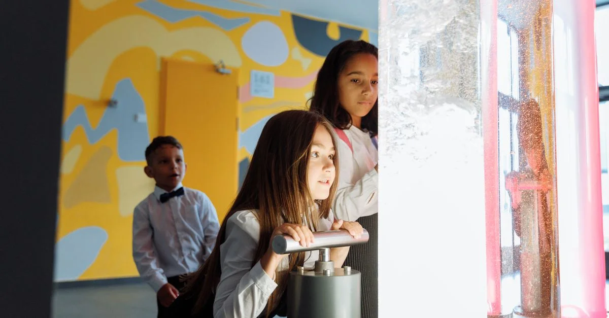 Les enfants participent à une expérience scientifique avec des liquides colorés à l'école.