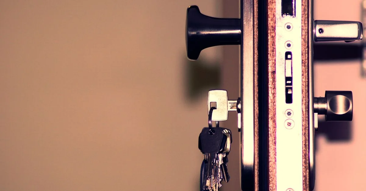 Vue détaillée d'une serrure de porte et de clés mettant en avant la sécurité et l'accès.
